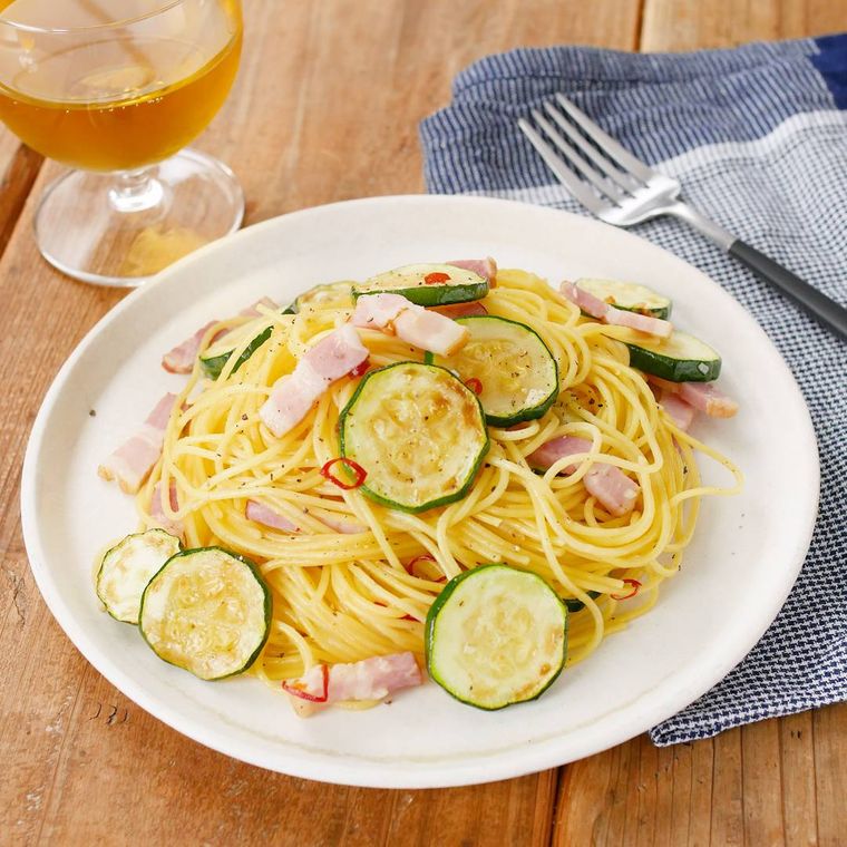 ワンパンで作れてお手軽ズッキーニとベーコンのパスタ