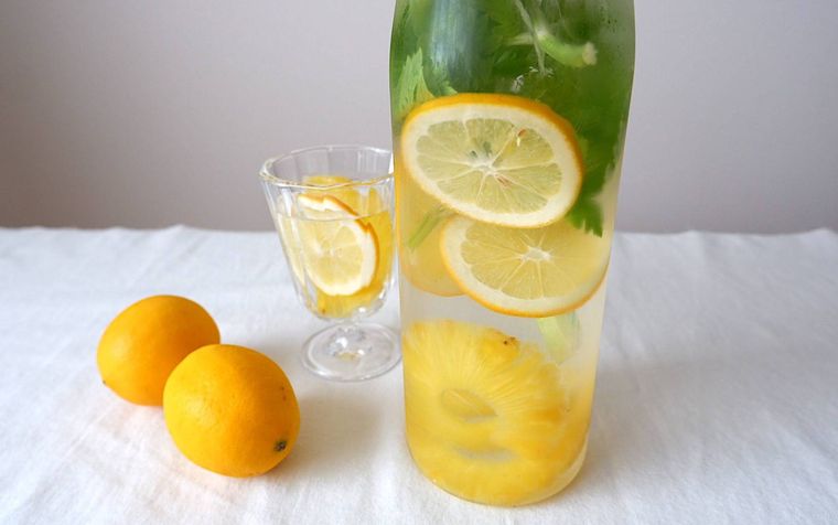 ピッチャーに入ったレモン・パイナップル・セロリのフレーバーウォーター