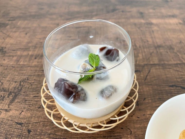 グラスに入ったアイスキューブのドリンク