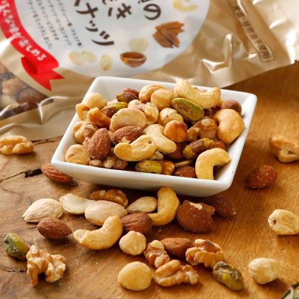 8種素焼きミックスナッツを皿に出した様子