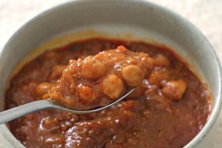 「有機キヌアとガルバンゾビーンズのスパイシーカレー」をスプーンですくっている様子