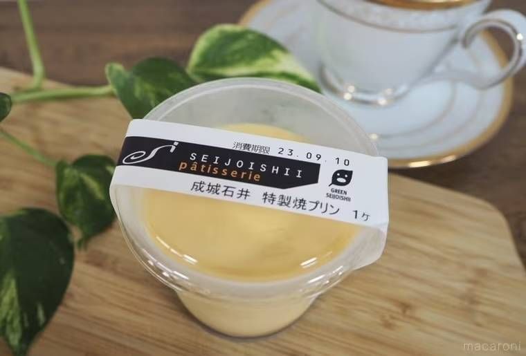 成城石井自家製 特製焼プリンが木のプレートの上に置かれている