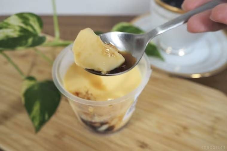 成城石井自家製 特製焼プリンをスプーンですくった様子