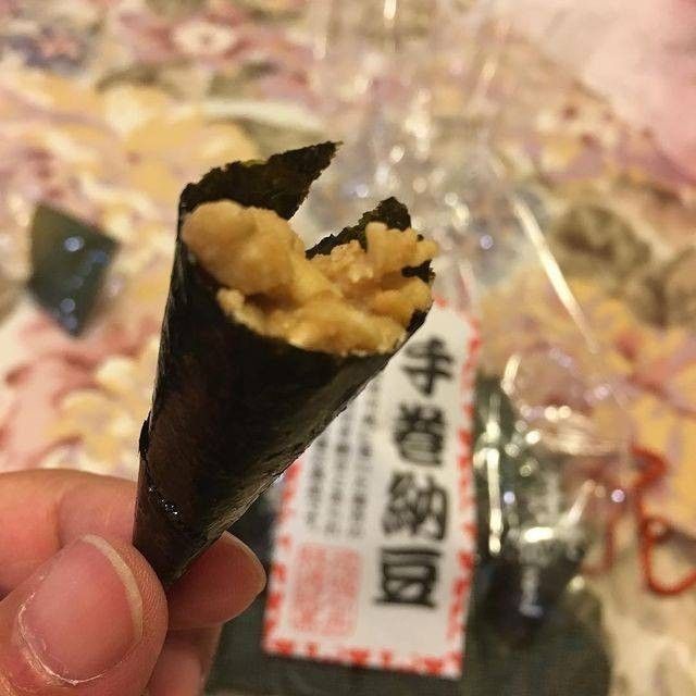 手巻納豆を持っている手元