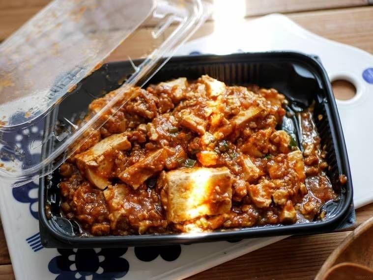 成城石井の四川山椒ピリ辛麻婆豆腐のフタを開けた様子