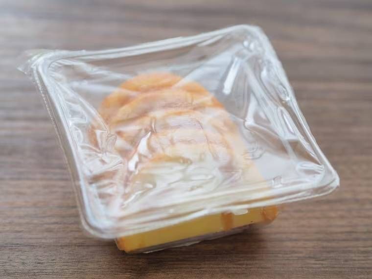 成城石井のかずのこチーズがパッケージに入っている様子