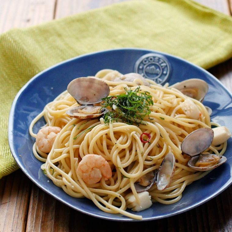 青い丸皿に盛りつけられた和風シーフードパスタ