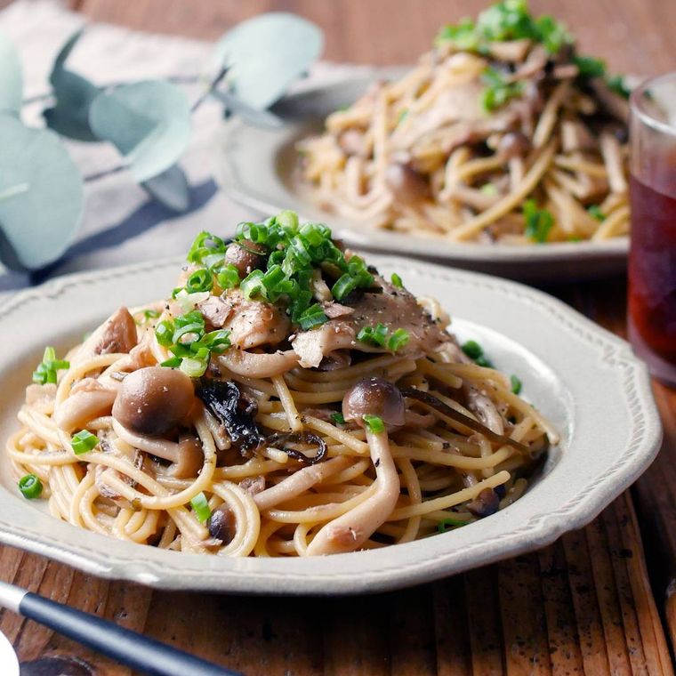 白い丸皿に盛りつけられたきのこと塩こんぶの和風パスタ