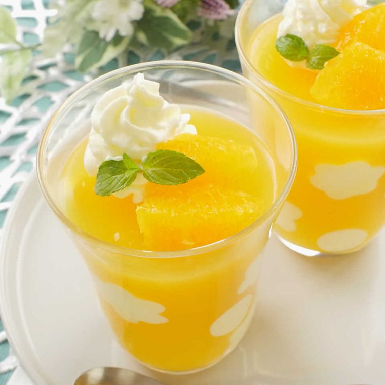 器に盛られたミカンゼリー