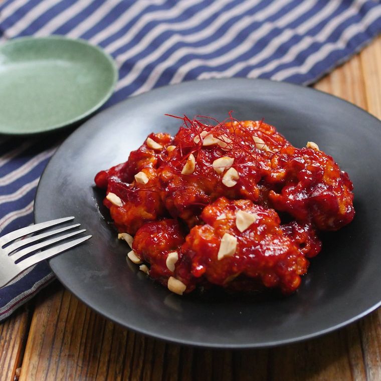 黒い器に盛られたタッカンジョン