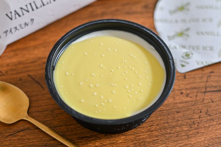 ローソン限定「バニラオリーブアイス」のコクに言葉を失う。 レモンピールで爽やかな風味もプラス【365日アイス女子】の画像
