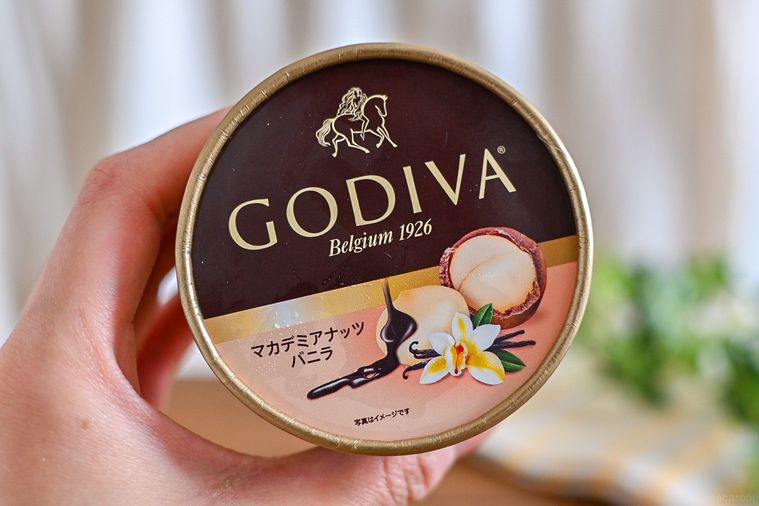 ゴディバアイスに「マカデミアナッツバニラ」が新登場!香ばしい風味広がる大人の味わい【365日アイス女子】の画像