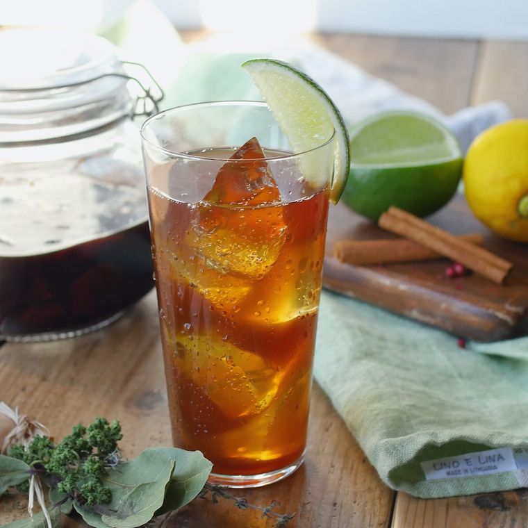 茶色いジンジャーエールが入っているグラスが置かれたテーブル