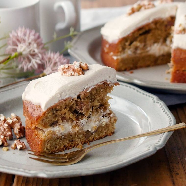 洋食器に盛り付けたコーヒーとクルミのケーキ