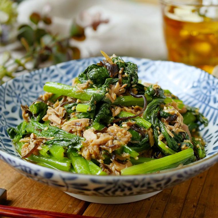 青い皿に盛りつけられたやみつき無限小松菜