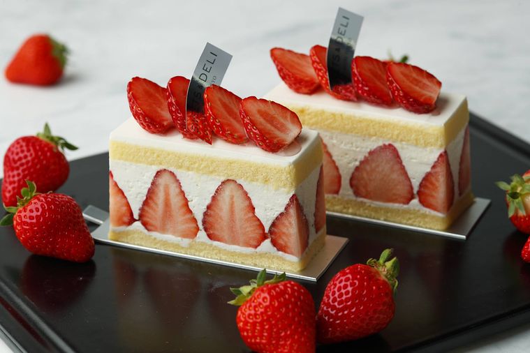 パレスホテル東京スイーツブティックの「プレミアム ショートケーキ」が2個置いてある