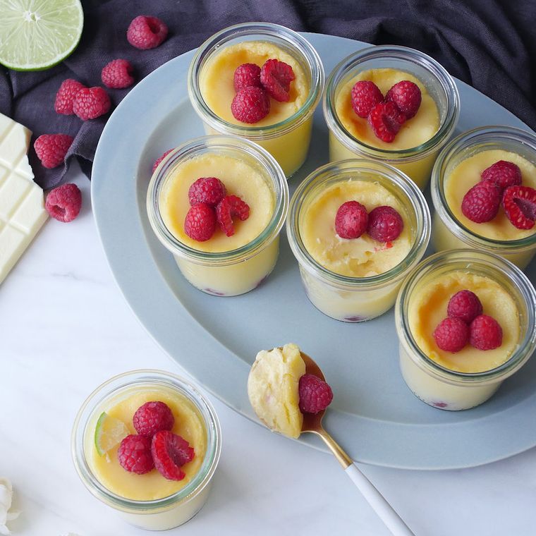 ラズベリーとライムをのせたチーズケーキのガラス容器