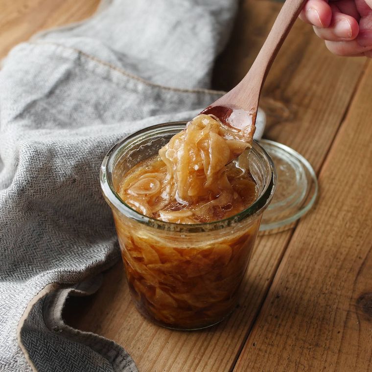 玉ねぎのドレッシングをすくっている