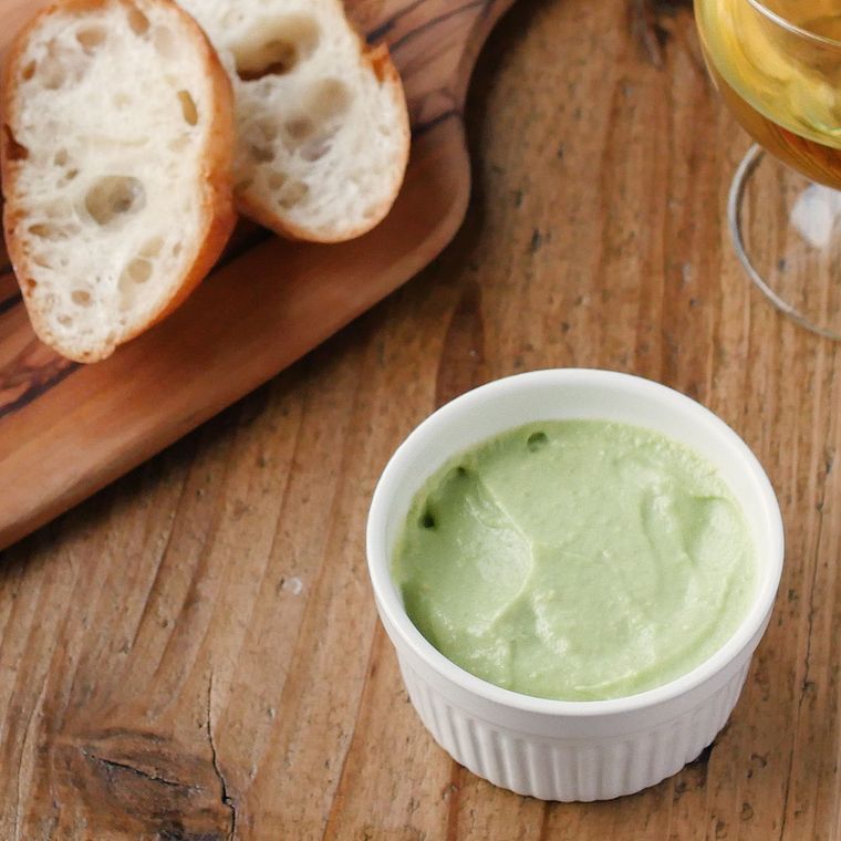 白いココットに入れたアボカドクリーム