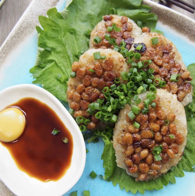 水色の角皿に盛り付けられたからし納豆のれんこんもち