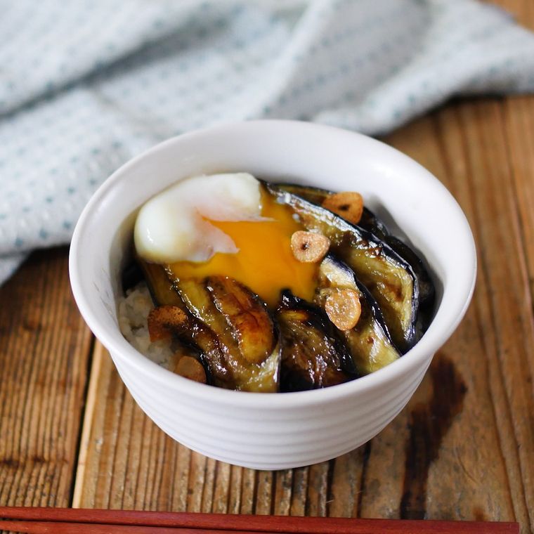 器に盛り付けられた甘辛なすのスタミナ丼