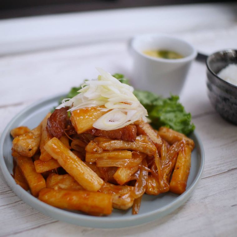 皿に盛り付けられた長芋と豚肉の甘辛トッポギ風