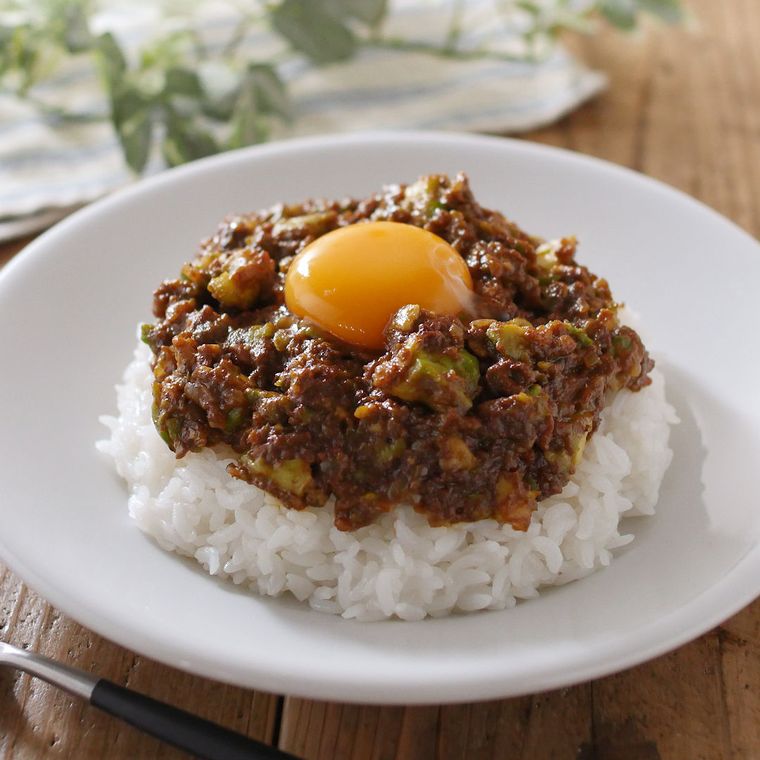 白い皿に盛り付けられたとろとろアボカドキーマカレー