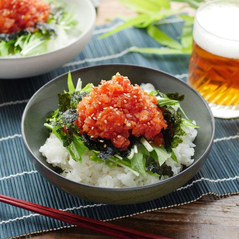 器に盛り付けられた生ハムたたき丼