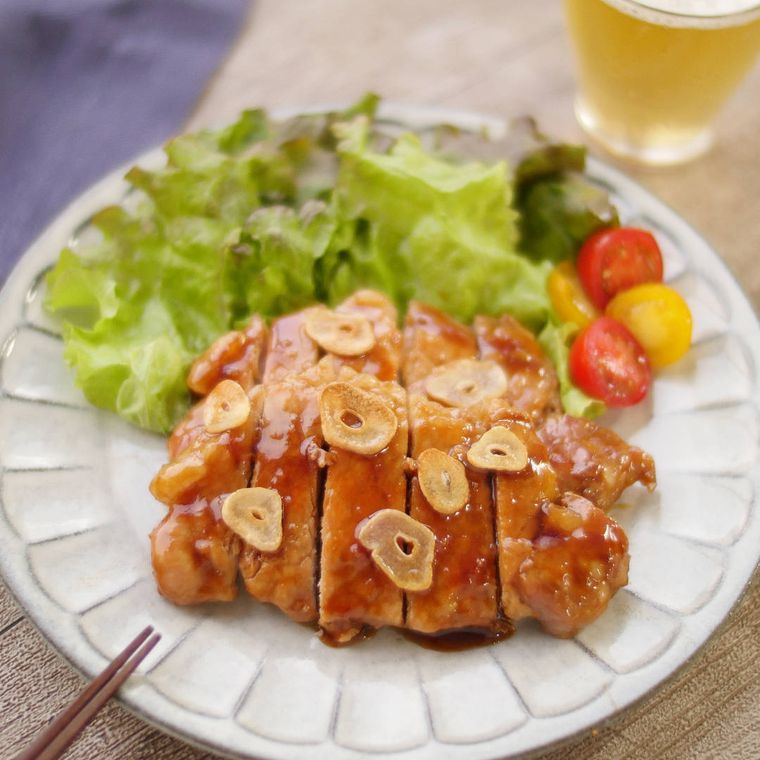 皿に盛り付けられた 照り照りトンテキ