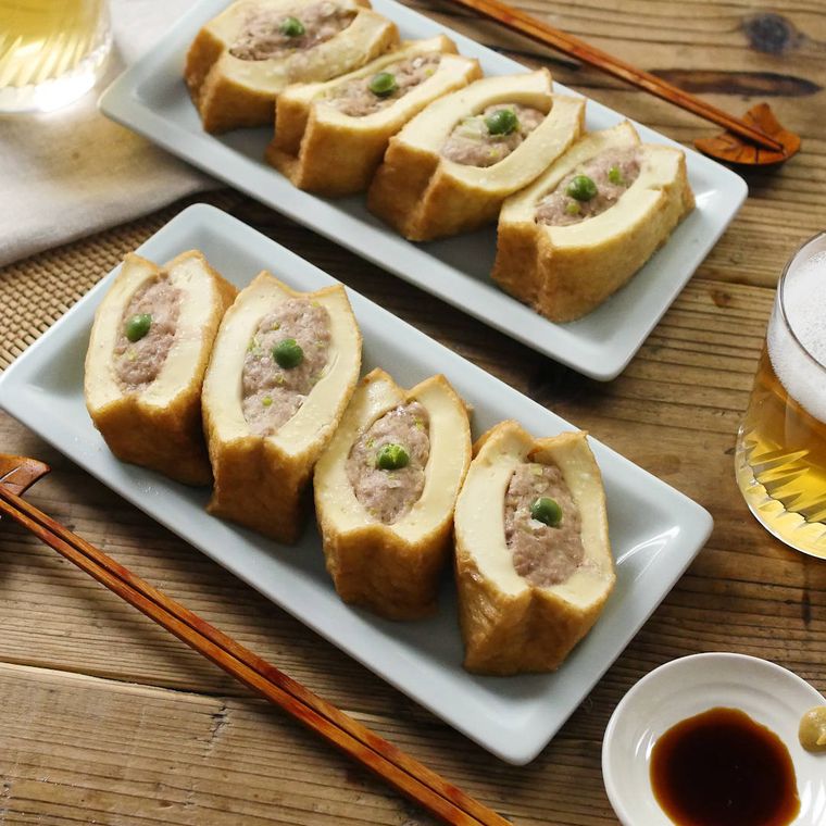 器に盛り付けた厚揚げしゅうまいとビール