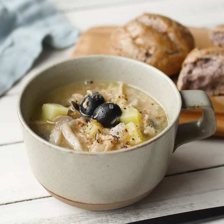 スープカップに入ったしめじとツナ缶のスープ