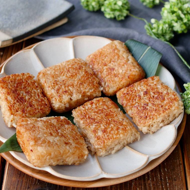 陶器に盛り付けた焼きおにぎり