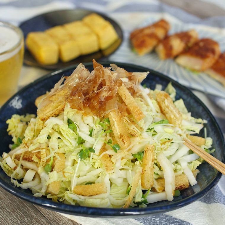 器に盛り付けた白菜と油揚げの和風サラダ