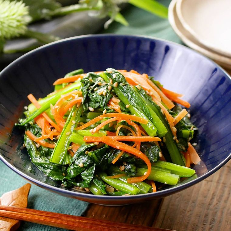 黒い皿に盛り付けた小松菜とにんじんのナムル