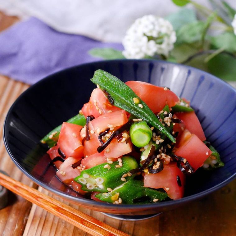 黒い皿に盛り付けたオクラとトマトの塩こんぶ和え