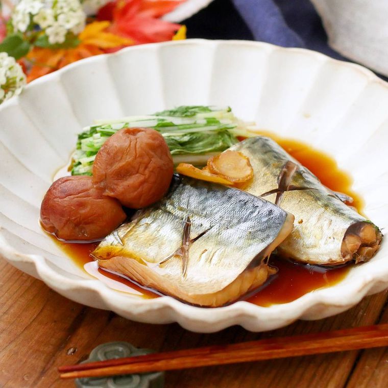 陶器に盛り付けたさばの梅煮