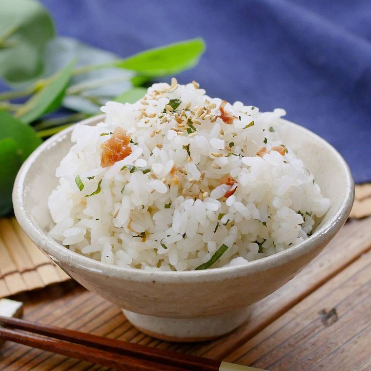 茶碗によそった梅と大葉の炊き込みごはん