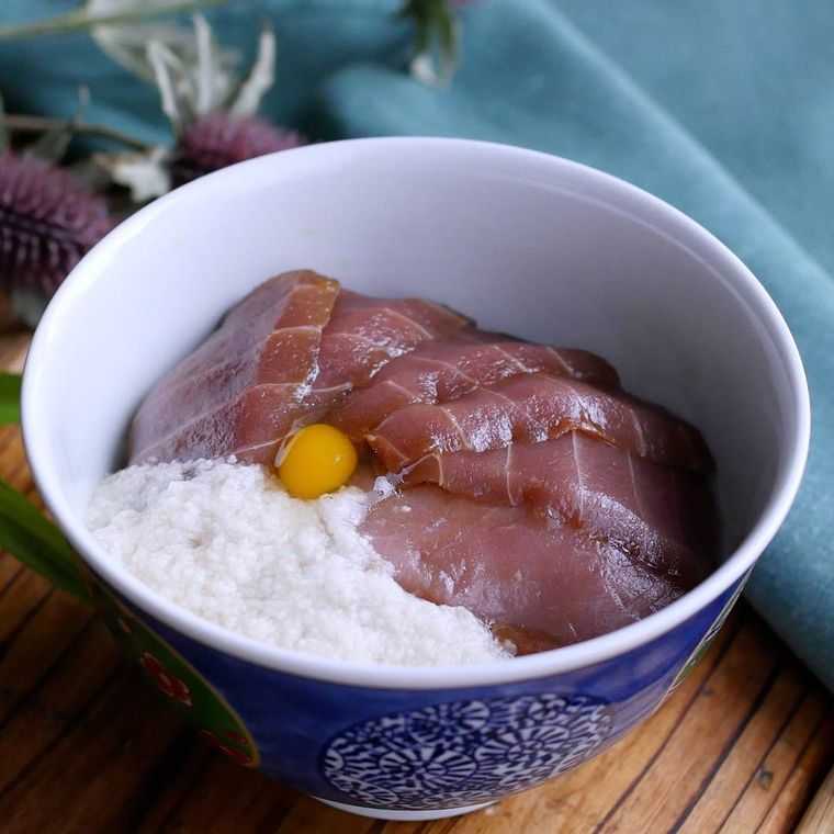 青い丼に盛り付けたまぐろの山かけとろろ丼