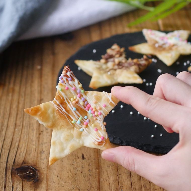 デコレーションされた星形ラスクを手に持っている様子