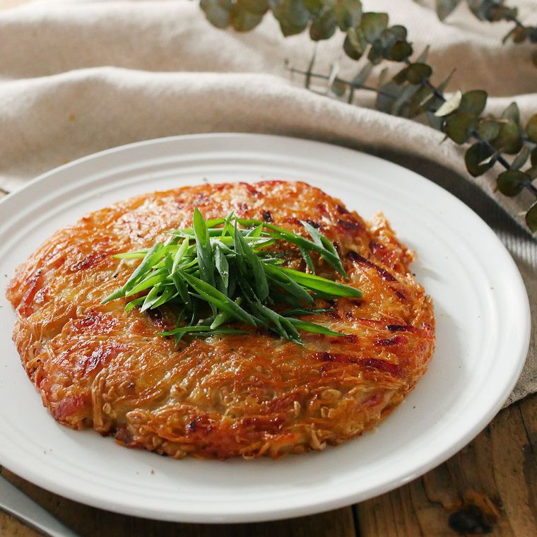 小ねぎをのせたえのきだけのガレットの白い皿