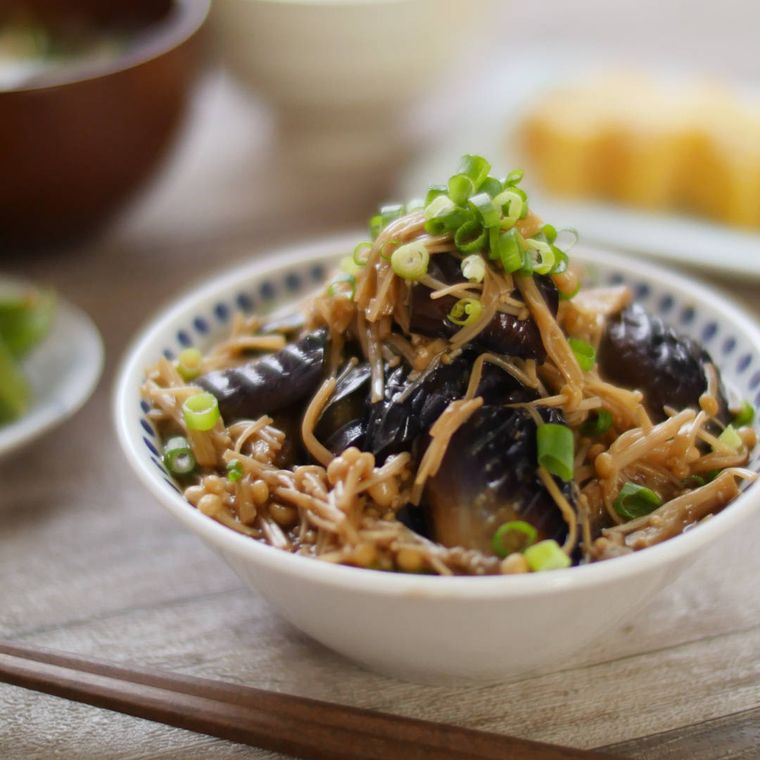 白い丼に入ったなすとえのきだけのトロトロ煮
