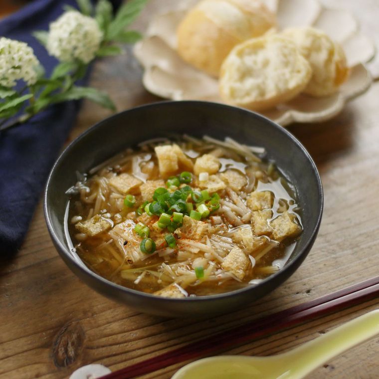 黒い器に入ったえのきだけのピリ辛スープ