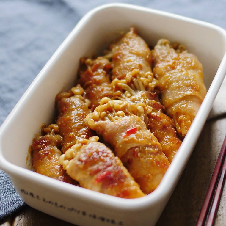 白い保存容器に入った、肉巻きえのきだけのピリ辛みそ焼き