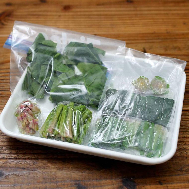 保存容器の中で部位ごとに小分けされたほうれん草
