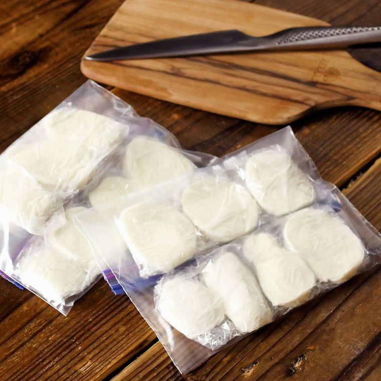 ひと切れずつラップして密閉袋に入れられたモッツァレラチーズ