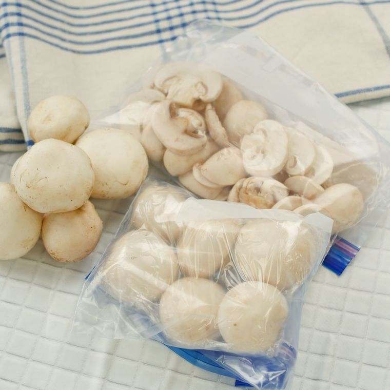 ジッパー付き密閉袋に入っているホワイトマッシュルーム