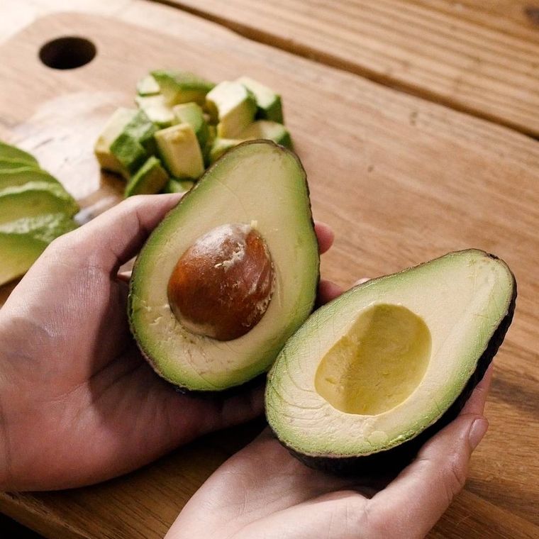 アボカドに切り目を入れて半分に割った様子