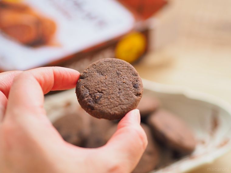 チョコレートクッキーを手でつまむ様子