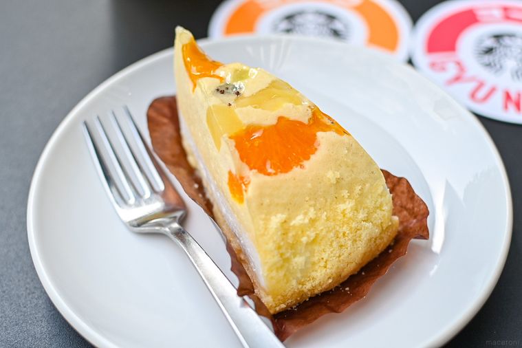 スターバックスのフルーツオレ ケーキのアップ