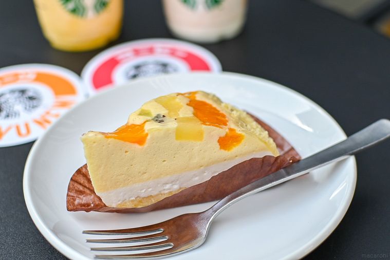 スターバックスのフルーツオレ ケーキを正面から